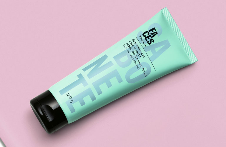 Jabón de limpieza facial Faces sobre un fondo unicolor.